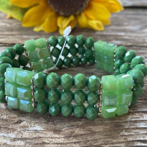 Green stretchy bracelet with crystal beads. - Picture 3 of 4